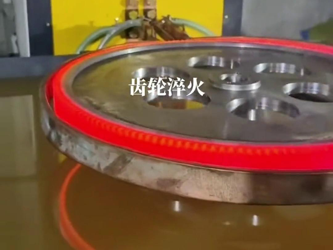 大功率中頻數(shù)控淬火設備可適應不同尺寸的中大型齒輪淬火熱處理