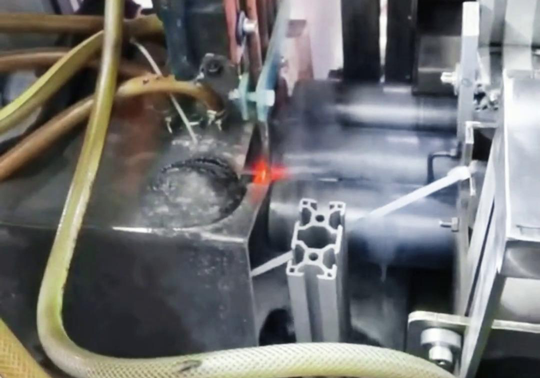 臥式高頻淬火機(jī)床主要應(yīng)用于軸類、盤類及各類精密復(fù)雜零件的表面硬化處理