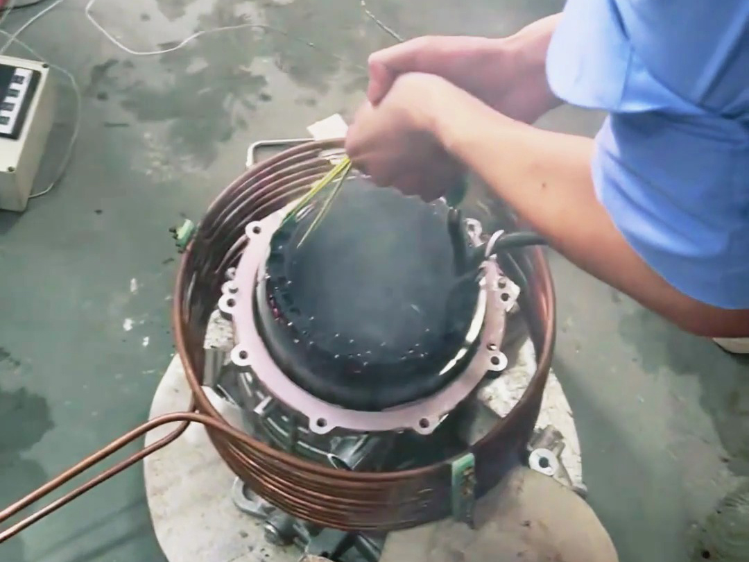 電機熱裝實驗，采用中頻感應(yīng)加熱設(shè)備對電機殼進(jìn)行加熱