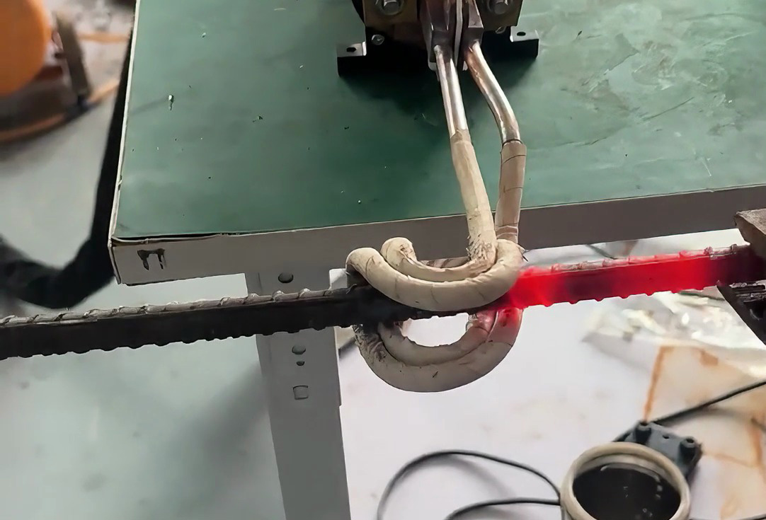 手持式高頻加熱機(jī)配備U型開(kāi)口線(xiàn)圈對(duì)螺紋鋼筋進(jìn)行在線(xiàn)加熱測(cè)試