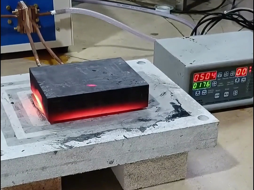 石墨模具加熱就使用高頻加熱機(jī)，導(dǎo)磁材料都可以高頻加熱